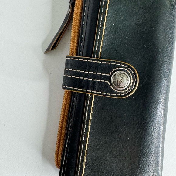 Fossil Handbags - Fossil Black and Tan Leather Wallet with Elegant Stitching